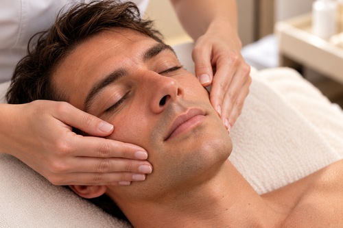 Homme recevant un soin du visage au Studio Beauté Rosemary à Genève